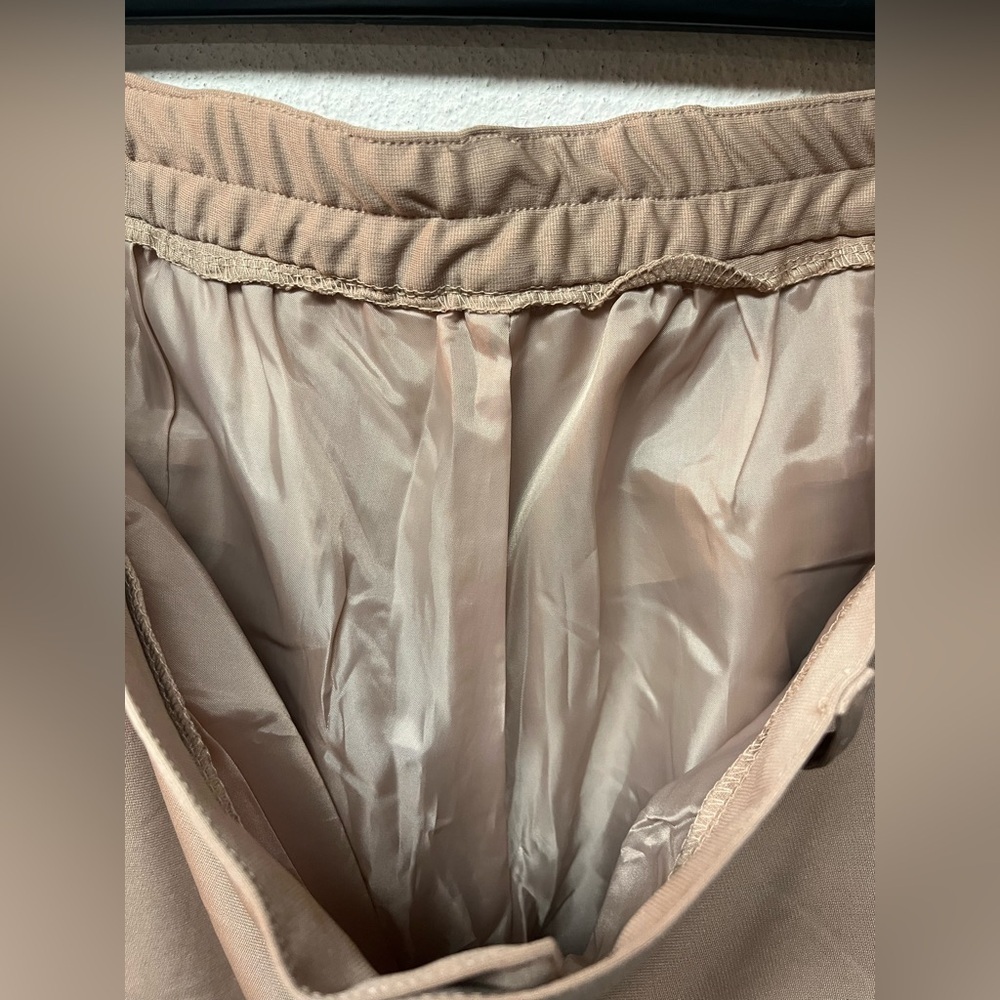 Classic Tan Flat Front Men's Shorts. Large - Picture 4 of 6